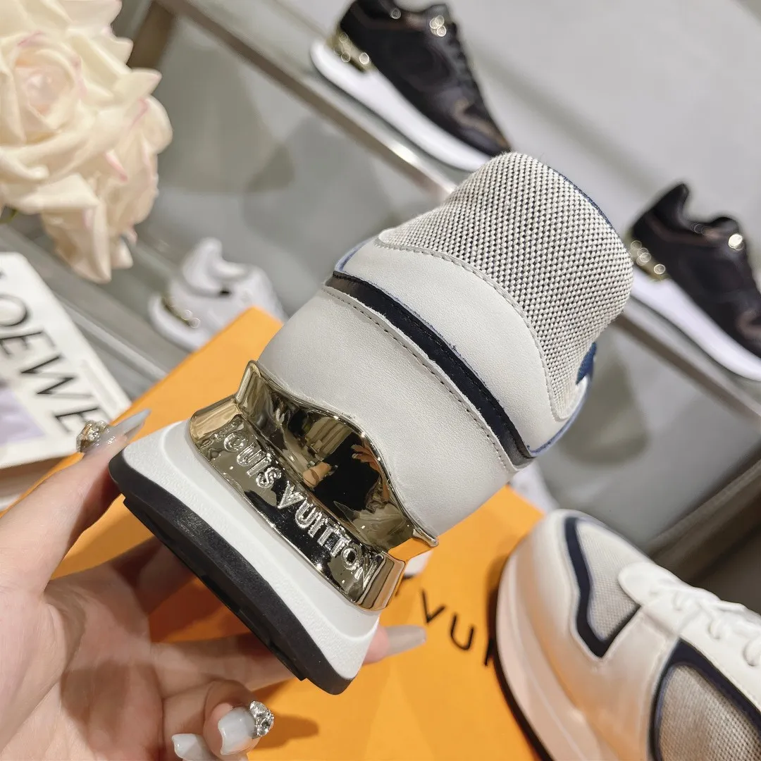 👟👟Ex-factory price 640👟👟 Men's size +10 Louis Vuitton's official website synchronizes the 2024 couple's models, this Neo Run Away sneakers are inspired by running shoes, integrating LV's iconic must-have shoes into the trend. This version is a 1:1 replica of the original version, reinterpreting Damier canvas with cow leather and mesh fabrics, highlighting its simple lines and unique wedge outsole. The main details include the LV initials on the side and the engraved gold heel stabilizer on the back plus a hidden insole. 2cm. Sizes 35-42, 39-46. Full package. High version. New and old customers are welcome to inquire.